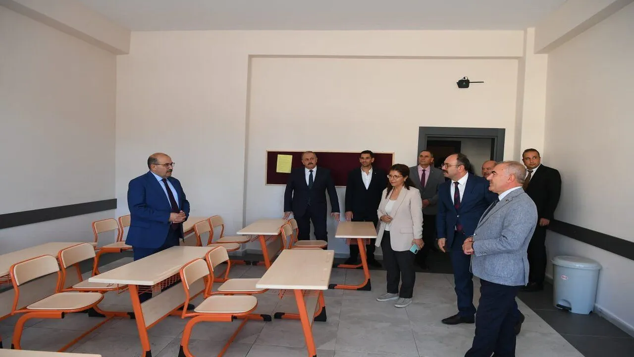 Vali Ustaoğlu, TOBB 18 Eylül Ortaokulu'nda İncelemelerde Bulundu